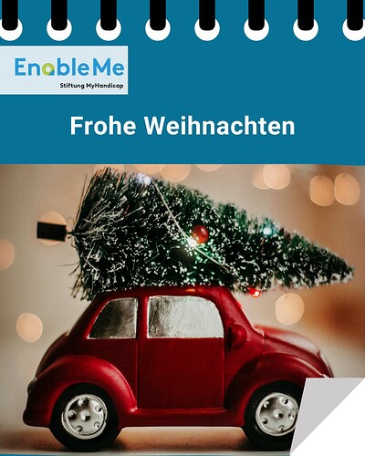 Weihnachtsgrafik mit einem roten Spielzeugauto. Auf dem Dach des Autos ist ein kleiner Weihnachtsbaum befestigt. Im oberen Bereich steht auf blauem Hintergrund groß „Frohe Weihnachten“. Links oben sieht man das Logo „EnableMe Stiftung MyHandicap“. Im Hintergrund sind verschwommene Lichtpunkte.