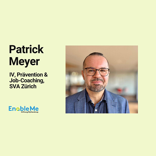 Grafik auf hellgrünem Hintergrund: Links steht „Patrick Meyer“, darunter „IV, Prävention & Job-Coaching, SVA Zürich“. Unten links ist das EnableMe-Logo. Rechts ist ein Porträtfoto von Patrick Meyer zu sehen. Er trägt eine Brille, ein blaues Jackett und lächelt leicht in die Kamera.