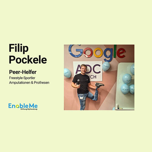 Grafik auf hellgrünem Hintergrund: Links steht „Filip Pockele“, darunter „Peer-Helfer, Freestyle-Sportler, Amputationen & Prothesen“ sowie das EnableMe-Logo. Rechts ist ein Foto zu sehen: Ein Mann steht vor einem Google- und ADC-Schild, hält ein Mikrofon in der Hand und hebt ein Bein nach hinten an. Im Hintergrund sind hellblaue EnableMe-Ballons zu sehen.