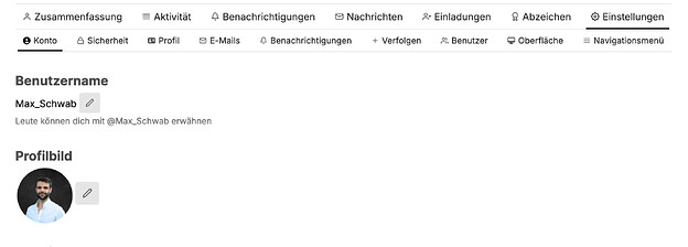 Claude hat geantwortet: Profileinstellungen in der EnableMe Community im Bereich Konto.Profileinstellungen in der EnableMe Community im Bereich Konto. Im oberen Bereich die Hauptnavigation mit Zusammenfassung, Aktivität, Benachrichtigungen, Nachrichten, Einladungen, Abzeichen und Einstellungen. Darunter die Untermenüs Konto, Sicherheit, Profil, E-Mails, Benachrichtigungen, Verfolgen, Benutzer, Oberfläche und Navigationsmenü. Im Hauptbereich die Felder Benutzername mit dem Eintrag Max_Schwab samt Bearbeiten-Symbol sowie Profilbild mit hochgeladenem Foto und Bearbeiten-Symbol.