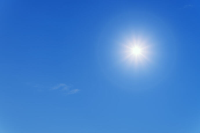 Klarer, strahlend blauer Himmel mit heller Sonne rechts oben im Bild.