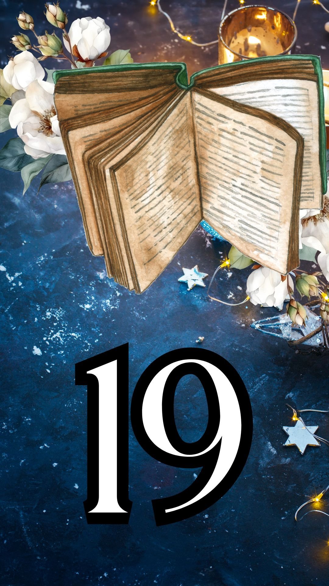 Im oberen Teil des Bildes befindet sich ein aufgeschlagenes Buch mit sichtbaren Seiten und einem grünlichen Einband. Auf der linken Seite sind weiße Blüten mit grünen Blättern und braunen Knospen zu sehen. Im Hintergrund ist teilweise ein goldener Kerzenhalter zu sehen, zusammen mit kleinen sternförmigen Dekorationen und Lichterketten. Die Zahl