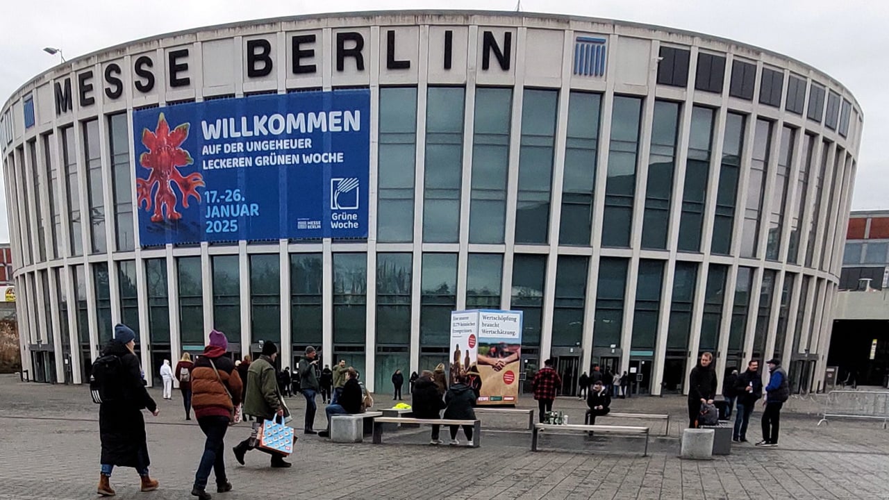 Ein Foto des Messegeländes von außen. An einem Banner ist