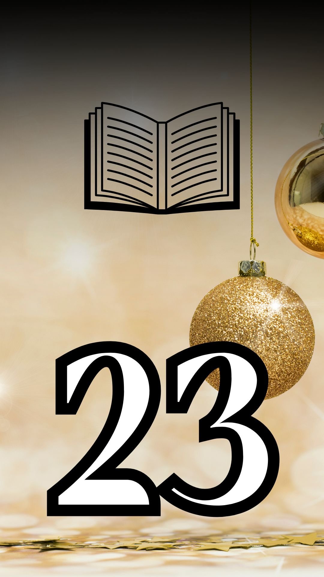 Eine goldene Weihnachtskugel, die an einem Faden hängt, vor einem unscharfen, goldfarbenen Hintergrund. In der Mitte des Bildes steht die Zahl 23 in großen, weißen Ziffern mit schwarzer Umrandung. Darüber ist ein Symbol eines geöffneten Buches abgebildet.