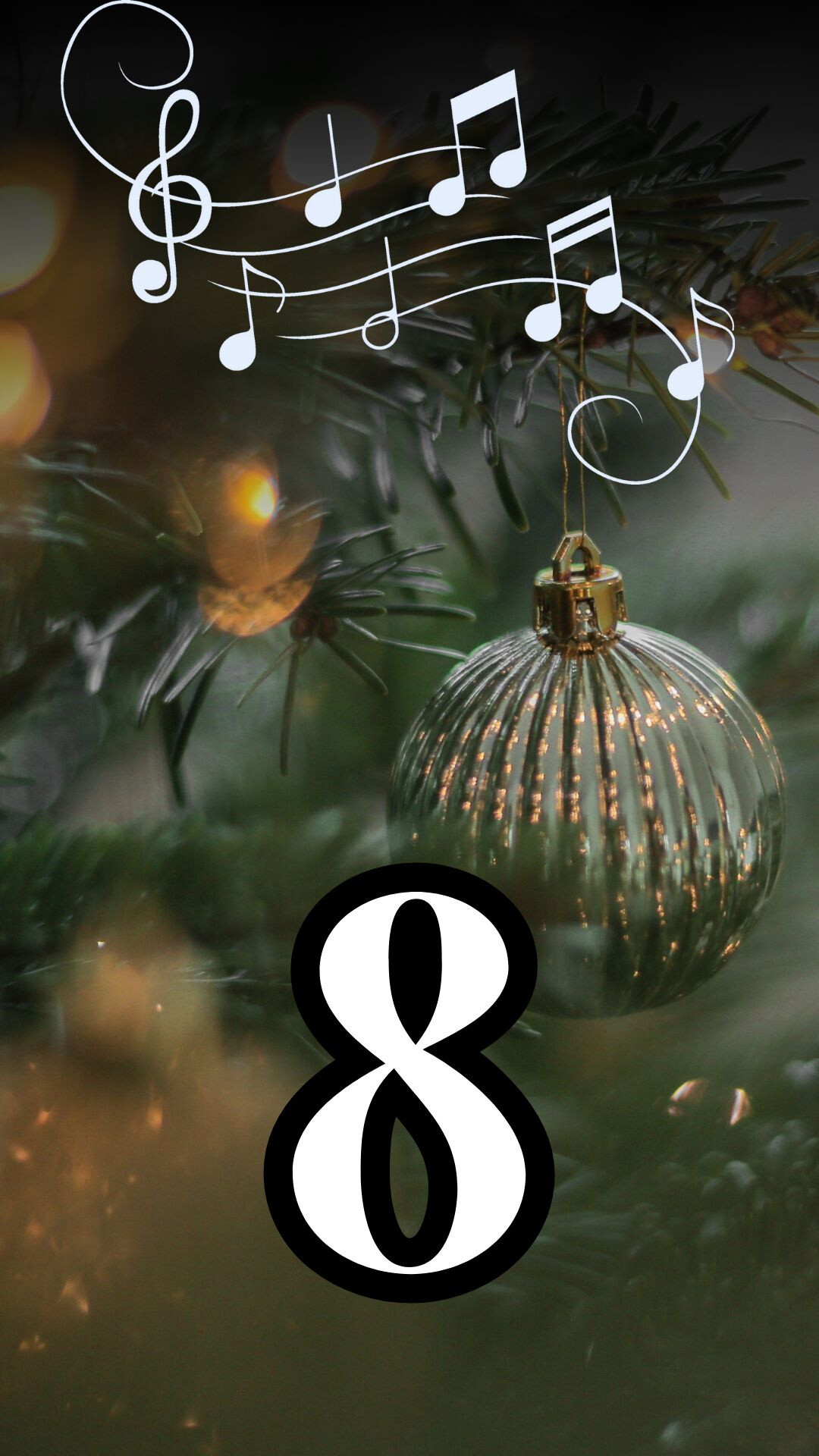 Eine Nahaufnahme eines Weihnachtsbaums mit einer glänzenden, geriffelten Weihnachtskugel, die an einem Zweig hängt. Im Hintergrund sind unscharfe Lichter zu sehen, die eine warme Atmosphäre schaffen. Oben links im Bild sind weiße Musiknoten und ein Notenschlüssel abgebildet, die über die Szene schweben. Unten in der Mitte befindet sich die große Zahl