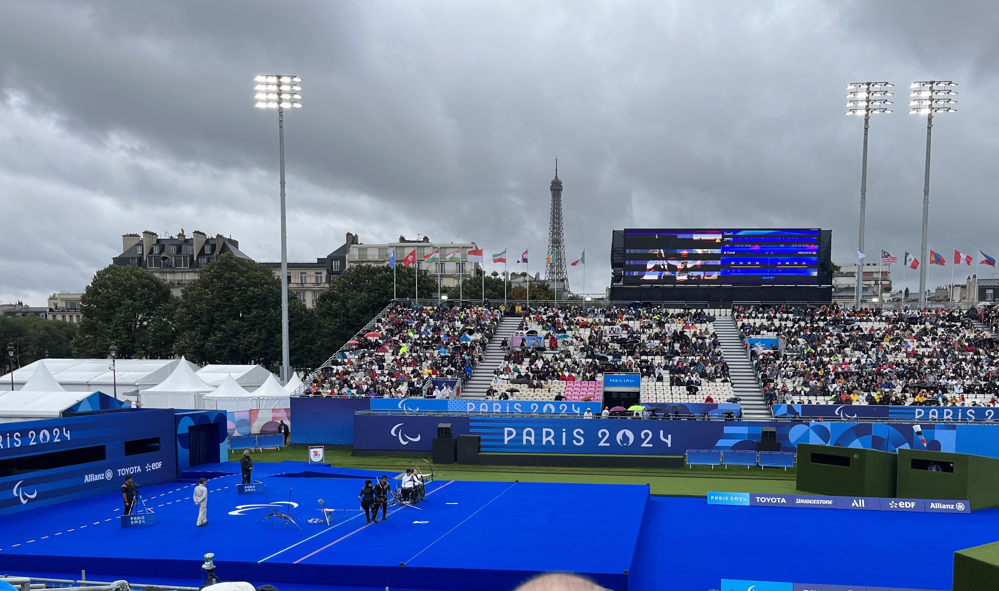 Para Bogenschiessen mit Blick auf den Eiffelturm