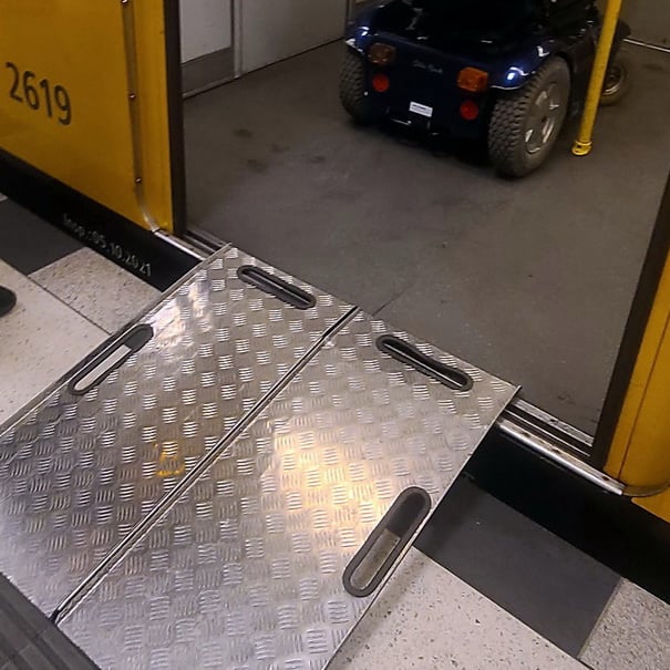Ein Foto der Rampe (aus Metall), die an den U-Bahn-Eingang angelegt werden kann.